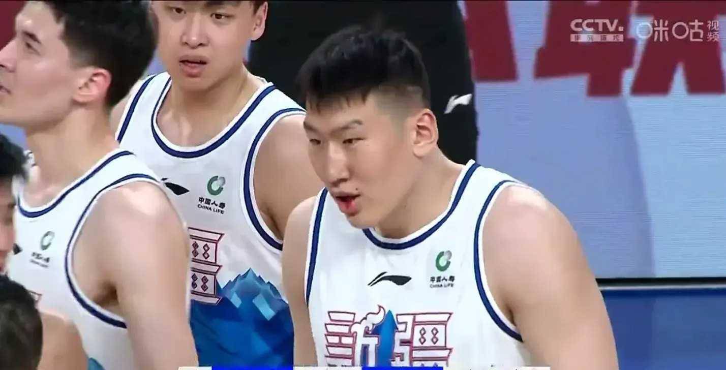 阿扎伦卡在巴塞罗那比赛中爆冷，悬念迭起引发热议！